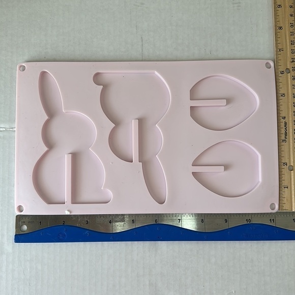 🔵 NWOT Easter Egg Bunny Boulevard Silicone Baking Mold- 3 Available - Picture 7 of 8